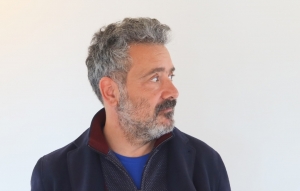 &Sigma;&upsilon;&nu;έ&nu;&tau;&epsilon;&upsilon;&xi;&eta; &mu;&epsilon; &tau;&omicron;&nu; &Lambda;&epsilon;&omicron;&nu;ά&rho;&delta;&omicron; &Mu;&pi;&alpha;&tau;ή &mu;&epsilon; &alpha;&phi;&omicron;&rho;&mu;ή &tau;&eta;&nu; &pi;&alpha;&rho;ά&sigma;&tau;&alpha;&sigma;&eta; ''&Kappa;&alpha;&tau;&sigma;&alpha;&rho;ό&sigmaf; &omicron; &Kappa;&omicron;&sigma;&mu;&omicron;&pi;&omicron;&lambda;ί&tau;&eta;&sigmaf; &Rho;&epsilon;&mu;&pi;έ&tau;&eta;&sigmaf;'' &pi;&omicron;&upsilon; &alpha;&nu;&epsilon;&beta;&alpha;ί&nu;&epsilon;&iota; &sigma;&tau;&omicron; &Pi;&lambda;ύ&phi;&alpha;