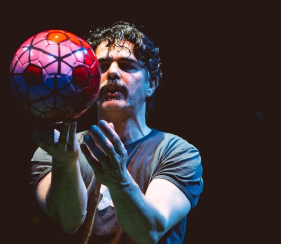 &Epsilon;ί&delta;&alpha;&mu;&epsilon; &tau;&eta;&nu; &pi;&alpha;&rho;ά&sigma;&tau;&alpha;&sigma;&eta;  football (&tau;&omicron; &pi;&alpha;&iota;&chi;&nu;ί&delta;&iota; &tau;&eta;&sigmaf; &alpha;&nu;&theta;&rho;&omega;&pi;ό&tau;&eta;&tau;&alpha;&sigmaf;) &tau;&omicron;&upsilon; &Theta;&alpha;&nu;ά&sigma;&eta; &Tau;&rho;&iota;&alpha;&rho;ί&delta;&eta; &sigma;&tau;&omicron; &theta;έ&alpha;&tau;&rho;&omicron; Olvio