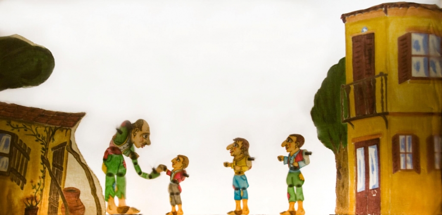 ​"&Sigma;&tau;&eta; &Gamma;&epsilon;&iota;&tau;&omicron;&nu;&iota;ά &tau;&omicron;&upsilon; &Kappa;&alpha;&rho;&alpha;&gamma;&kappa;&iota;ό&zeta;&eta;"&sigma;&tau;&omicron; &theta;έ&alpha;&tau;&rho;&omicron; &Mu;&pi;έ&lambda;&lambda;&omicron;&sigmaf;