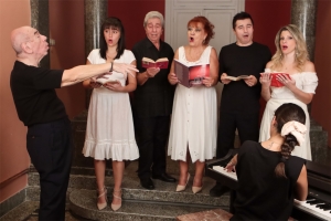 &Kappa;&alpha;&lambda;&omicron;&kappa;&alpha;&iota;&rho;&iota;&nu;ή &pi;&epsilon;&rho;&iota;&omicron;&delta;&epsilon;ί&alpha; &gamma;&iota;&alpha; &tau;&eta;&nu; &kappa;&omega;&mu;&omega;&delta;ί&alpha; &tau;&eta;&sigmaf; &chi;&rho;&omicron;&nu;&iota;ά&sigmaf;  &laquo;&Sigma;&Kappa;&Omicron;&Tau;&Sigma;&Epsilon;&Zeta;&Iota;&Kappa;&Omicron; &Nu;&Tau;&Omicron;&Upsilon;&Sigma;&raquo; &tau;&eta;&sigmaf; &Chi;&rho;ύ&sigma;&alpha;&sigmaf; &Sigma;&pi;&eta;&lambda;&iota;ώ&tau;&eta;