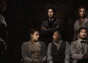 &Epsilon;ί&delta;&alpha;&mu;&epsilon; &tau;&omicron; &laquo;&Omicron; &Epsilon;&pi;&iota;&theta;&epsilon;&omega;&rho;&eta;&tau;ή&sigmaf; Έ&rho;&chi;&epsilon;&tau;&alpha;&iota;&raquo; &sigma;&tau;&omicron; &Theta;έ&alpha;&tau;&rho;&omicron; &laquo;&Mu;&iota;&kappa;&rho;ό&sigmaf; &Kappa;&epsilon;&rho;&alpha;&mu;&epsilon;&iota;&kappa;ό&sigmaf;&raquo; / We saw An Inspector Calls at Mikros Keramikos Theatre