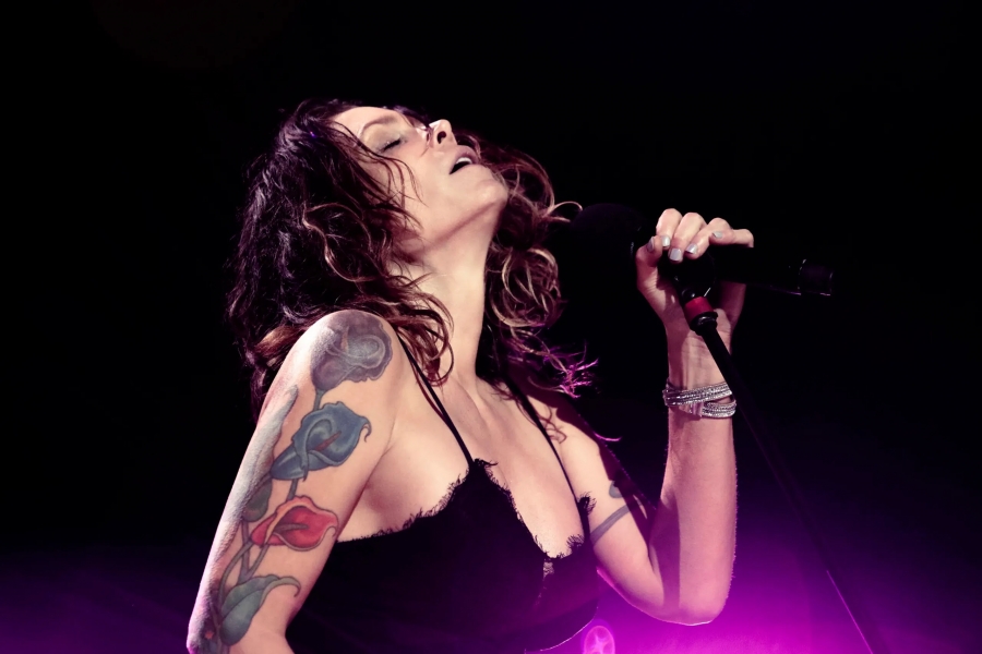 Blues, Rock, &Kappa;&alpha;&rho;&delta;&iota;ά &ndash; &Eta; &epsilon;&kappa;&rho;&eta;&kappa;&tau;&iota;&kappa;ή Beth Hart Live &sigma;&tau;&omicron; &Delta;&eta;&mu;&omicron;&tau;&iota;&kappa;ό &Theta;έ&alpha;&tau;&rho;&omicron; &Lambda;&upsilon;&kappa;&alpha;&beta;&eta;&tau;&tau;&omicron;ύ &tau;&eta;&nu; &Tau;&epsilon;&tau;ά&rho;&tau;&eta; 1 &Iota;&omicron;&upsilon;&lambda;ί&omicron;&upsilon;