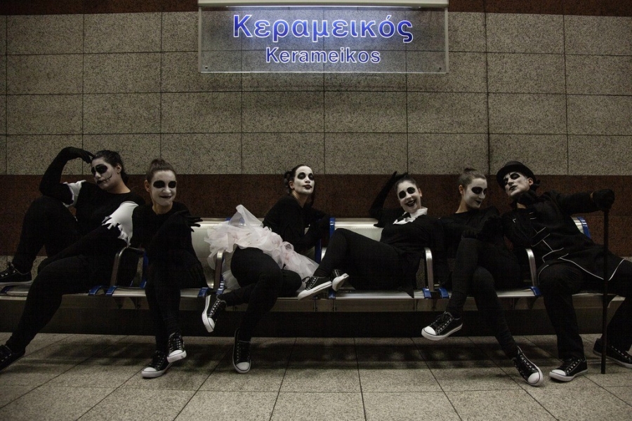 &Epsilon;ί&delta;&alpha;&mu;&epsilon; &tau;&alpha; "Free Freaks" &sigma;&tau;&omicron; &theta;έ&alpha;&tau;&rho;&omicron; &Beta;&alpha;&phi;&epsilon;ί&omicron;