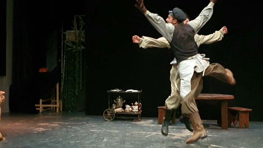 &Epsilon;ί&delta;&alpha;&mu;&epsilon; &tau;&eta;&nu; &pi;&alpha;&rho;ά&sigma;&tau;&alpha;&sigma;&eta; &laquo; &Omicron;&iota; &Upsilon;&pi;&eta;&rho;έ&tau;&epsilon;&sigmaf;&raquo; &alpha;&pi;ό &tau;&omicron;&upsilon;&sigmaf; The Prodigy Theatre Company &amp; Naif &sigma;&tau;&omicron; &Theta;έ&alpha;&tau;&rho;&omicron; &Chi;ώ&rho;&omicron;&sigmaf;.