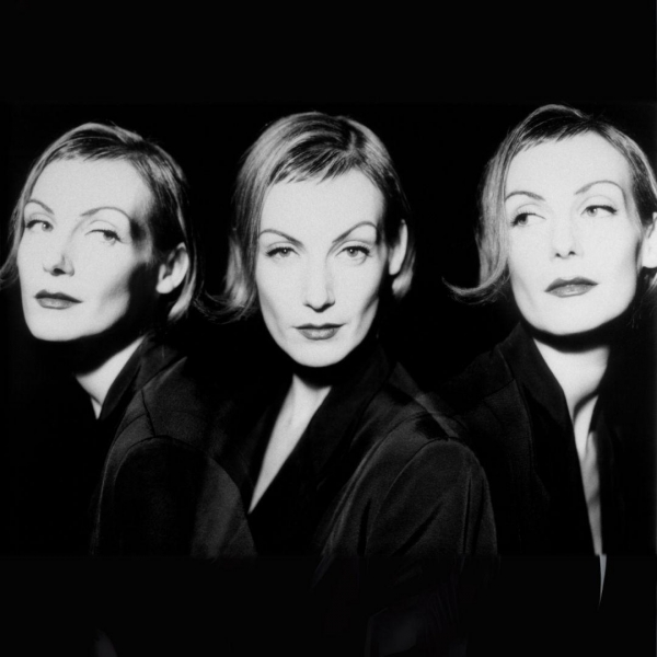 Ute Lemper - &gamma;&iota;&alpha; &mu;ί&alpha; &kappa;&alpha;&iota; &mu;&omicron;&nu;&alpha;&delta;&iota;&kappa;ή &pi;&alpha;&rho;ά&sigma;&tau;&alpha;&sigma;&eta; &sigma;&tau;&omicron; &Theta;έ&alpha;&tau;&rho;&omicron; "&Pi;&alpha;&lambda;&lambda;ά&sigmaf;"