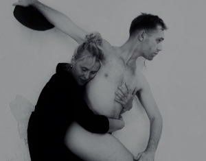 &Phi;&alpha;ί&delta;&rho;&alpha; &lsquo;&Epsilon;&rho;&omega;&sigmaf; &tau;&eta;&sigmaf; &Sigma;ά&rho;&alpha; &Kappa;έ&iota;&nu;  &Sigma;&kappa;&eta;&nu;&omicron;&theta;&epsilon;&sigma;ί&alpha;: &lsquo;&Alpha;&nu;&tau;&zeta;&epsilon;&lambda;&alpha; &Mu;&pi;&rho;&omicron;ύ&sigma;&kappa;&omicron;&upsilon;  &alpha;&pi;ό &tau;&omicron;&nu; &Omicron;&kappa;&tau;ώ&beta;&rho;&iota;&omicron; &sigma;&tau;&omicron; &Mu;&pi;ά&gamma;&kappa;&epsilon;&iota;&omicron;&nu;