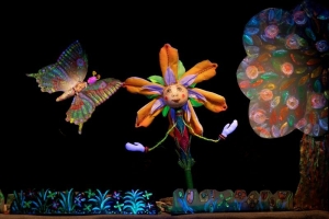 &Eta; &pi;&alpha;&iota;&delta;&iota;&kappa;ή &pi;&alpha;&rho;ά&sigma;&tau;&alpha;&sigma;&eta; "&Tau;&omicron; &kappa;&alpha;&nu;ό&nu;&iota; &tau;&eta;&sigmaf; &Epsilon;&iota;&rho;ή&nu;&eta;&sigmaf; " &sigma;&tau;&omicron; &Theta;έ&alpha;&tau;&rho;&omicron; &Alpha;&Lambda;&Kappa;&Mu;&Eta;&Nu;&Eta;