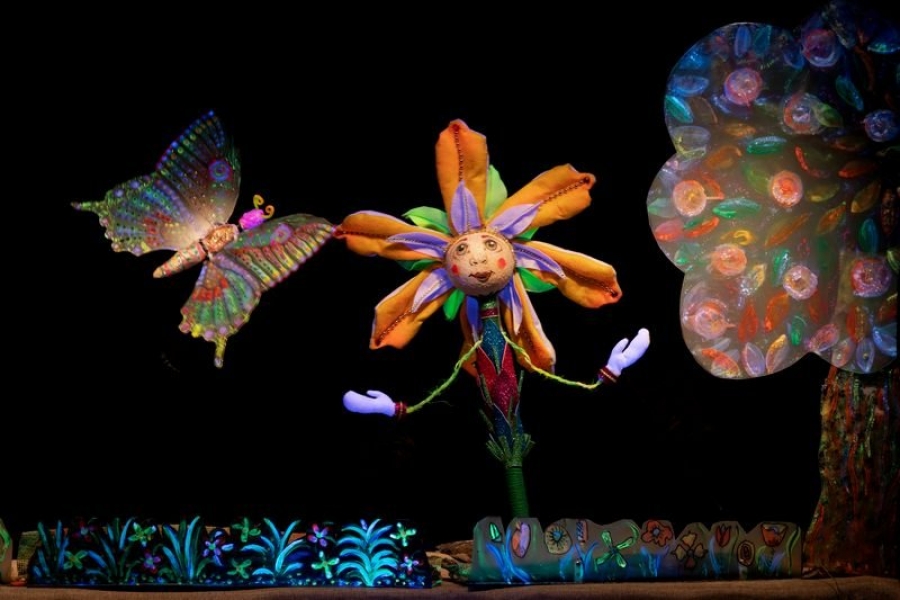 &Eta; &pi;&alpha;&iota;&delta;&iota;&kappa;ή &pi;&alpha;&rho;ά&sigma;&tau;&alpha;&sigma;&eta; "&Tau;&omicron; &kappa;&alpha;&nu;ό&nu;&iota; &tau;&eta;&sigmaf; &Epsilon;&iota;&rho;ή&nu;&eta;&sigmaf; " &sigma;&tau;&omicron; &Theta;έ&alpha;&tau;&rho;&omicron; &Alpha;&Lambda;&Kappa;&Mu;&Eta;&Nu;&Eta;