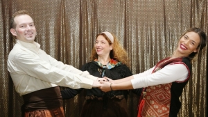 O &Sigma;&Iota;&Mu;&Iota;&Gamma;&Delta;&Alpha;&Lambda;&Epsilon;&Nu;&Iota;&Omicron;&Sigma;''  &alpha;&pi;ό &tau;&eta; &Theta;&epsilon;&alpha;&tau;&rho;&iota;&kappa;ή &Omicron;&mu;ά&delta;a ''&Pi;&Epsilon;&Rho;&Iota;&Pi;&Alpha;&Tau;&Omicron;&Sigma;''