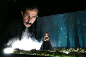 &Alpha;&pi;ό &tau;&omicron; &Phi;&epsilon;&sigma;&tau;&iota;&beta;ά&lambda; &tau;&eta;&sigmaf; &Alpha;&beta;&iota;&nu;&iota;ό&nu; &xi;&alpha;&nu;ά &sigma;&tau;&eta;&nu; &Alpha;&theta;ή&nu;&alpha; >> '&Eta; &Mu;&iota;&kappa;&rho;ή &mu;έ&sigma;&alpha; &sigma;&tau;&omicron; &Sigma;&kappa;&omicron;&tau;&epsilon;&iota;&nu;ό &Delta;ά&sigma;&omicron;&sigmaf;' έ&rho;&chi;&epsilon;&tau;&alpha;&iota; &mu;ό&nu;&omicron; &gamma;&iota;&alpha; 5 &pi;&alpha;&rho;&alpha;&sigma;&tau;ά&sigma;&epsilon;&iota;&sigmaf; &sigma;&tau;&omicron; &Sigma;ύ&gamma;&chi;&rho;&omicron;&nu;&omicron; &Theta;έ&alpha;&tau;&rho;&omicron;