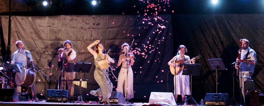 &Sigma;&upsilon;&nu;έ&nu;&tau;&epsilon;&upsilon;&xi;&eta; &mu;&epsilon; &tau;&alpha; &mu;έ&lambda;&eta; &tau;&eta;&sigmaf; Alcedo Folk Band &mu;&epsilon; &alpha;&phi;&omicron;&rho;&mu;ή &tau;&eta;&nu; &mu;&omicron;&upsilon;&sigma;&iota;&kappa;&omicron;-&alpha;&phi;&eta;&gamma;&eta;&mu;&alpha;&tau;&iota;&kappa;ή &pi;&alpha;&rho;ά&sigma;&tau;&alpha;&sigma;&eta; &laquo;&Tau;&alpha; &lambda;&omicron;&upsilon;&lambda;&omicron;ύ&delta;&iota;&alpha; &Mu;&alpha;&rho;&tau;&upsilon;&rho;&omicron;ύ&nu;&raquo;