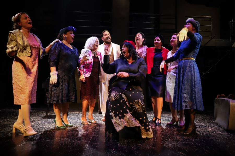 &laquo;&Eta; &pi;ό&lambda;&eta; &sigma;&tau;&eta;&nu; ά&lambda;&lambda;&eta; ό&chi;&theta;&eta;&raquo; &alpha;&pi;ό &tau;&omicron; &Theta;&epsilon;&alpha;&tau;&rho;&iota;&kappa;ό &epsilon;&rho;&gamma;&alpha;&sigma;&tau;ή&rho;&iota; &epsilon;&nu;&eta;&lambda;ί&kappa;&omega;&nu; &tau;&eta;&sigmaf; &Alpha;&theta;&eta;&nu;&alpha;ϊ&kappa;ή&sigmaf; &Sigma;&kappa;&eta;&nu;ή&sigmaf; &Kappa;ά&lambda;&beta;&omicron;&upsilon; &ndash; &Kappa;&alpha;&lambda;&alpha;&mu;&pi;ό&kappa;&eta;