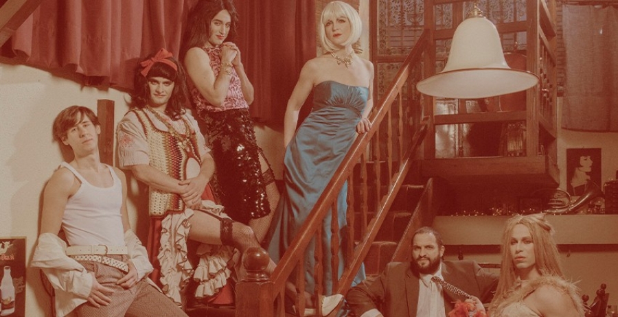 &Epsilon;ί&delta;&alpha;&mu;&epsilon; &tau;&eta;&nu; &pi;&alpha;&rho;ά&sigma;&tau;&alpha;&sigma;&eta; &laquo;&Mu;&pi;&lambda;&epsilon; &kappa;&alpha;&sigma;&tau;ό&rho;&iota;&nu;&alpha; &pi;&alpha;&pi;&omicron;ύ&tau;&sigma;&iota;&alpha;&raquo; &tau;&omicron;&upsilon; &Theta;. &Sigma;&kappa;&rho;&omicron;&upsilon;&mu;&pi;έ&lambda;&omicron;&upsilon; &sigma;&tau;&omicron; &Theta;έ&alpha;&tau;&rho;&omicron; &Mu;&pi;έ&lambda;&lambda;&omicron;&sigmaf;