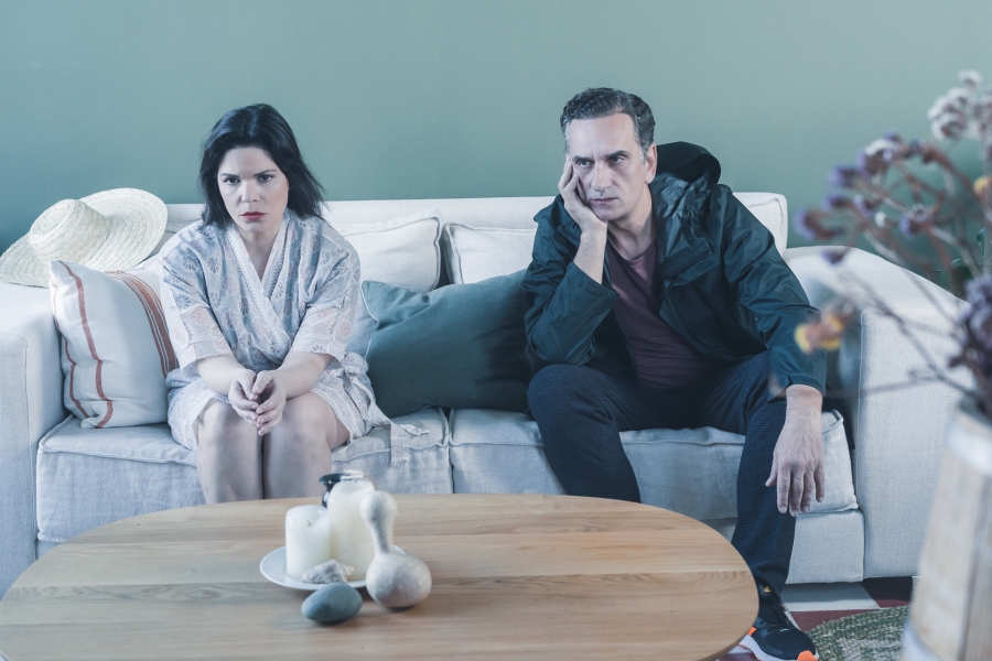 &Sigma;&Kappa;&Eta;&Nu;E&Sigma; &Alpha;&Pi;O E&Nu;&Alpha; &Gamma;A&Mu;&Omicron; &sigma;&tau;&omicron; &Delta;&eta;&mu;&omicron;&tau;&iota;&kappa;ό &Theta;έ&alpha;&tau;&rho;&omicron; &Pi;&epsilon;&iota;&rho;&alpha;&iota;ά