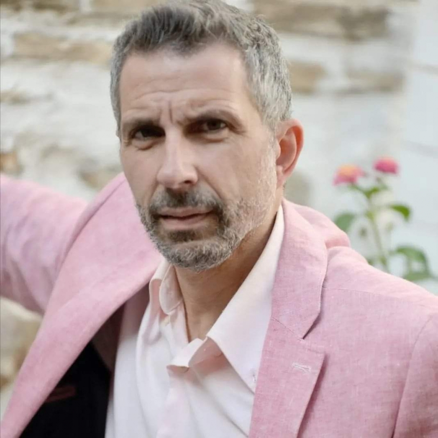 &Sigma;&upsilon;&nu;έ&nu;&tau;&epsilon;&upsilon;&xi;&eta; &tau;&omicron;&upsilon; &Mu;ά&nu;&omicron;&upsilon; &Alpha;&nu;&tau;&omega;&nu;ί&omicron;&upsilon; &mu;&epsilon; &alpha;&phi;&omicron;&rho;&mu;ή &tau;&eta;&nu; &pi;&alpha;&rho;ά&sigma;&tau;&alpha;&sigma;&eta; ''Ό&lambda;&alpha; &gamma;&iota;&alpha; &tau;&eta;&nu; &Epsilon;&lambda;ί&zeta;&alpha;" &sigma;&tau;&omicron; &Theta;έ&alpha;&tau;&rho;&omicron; Alhambra.