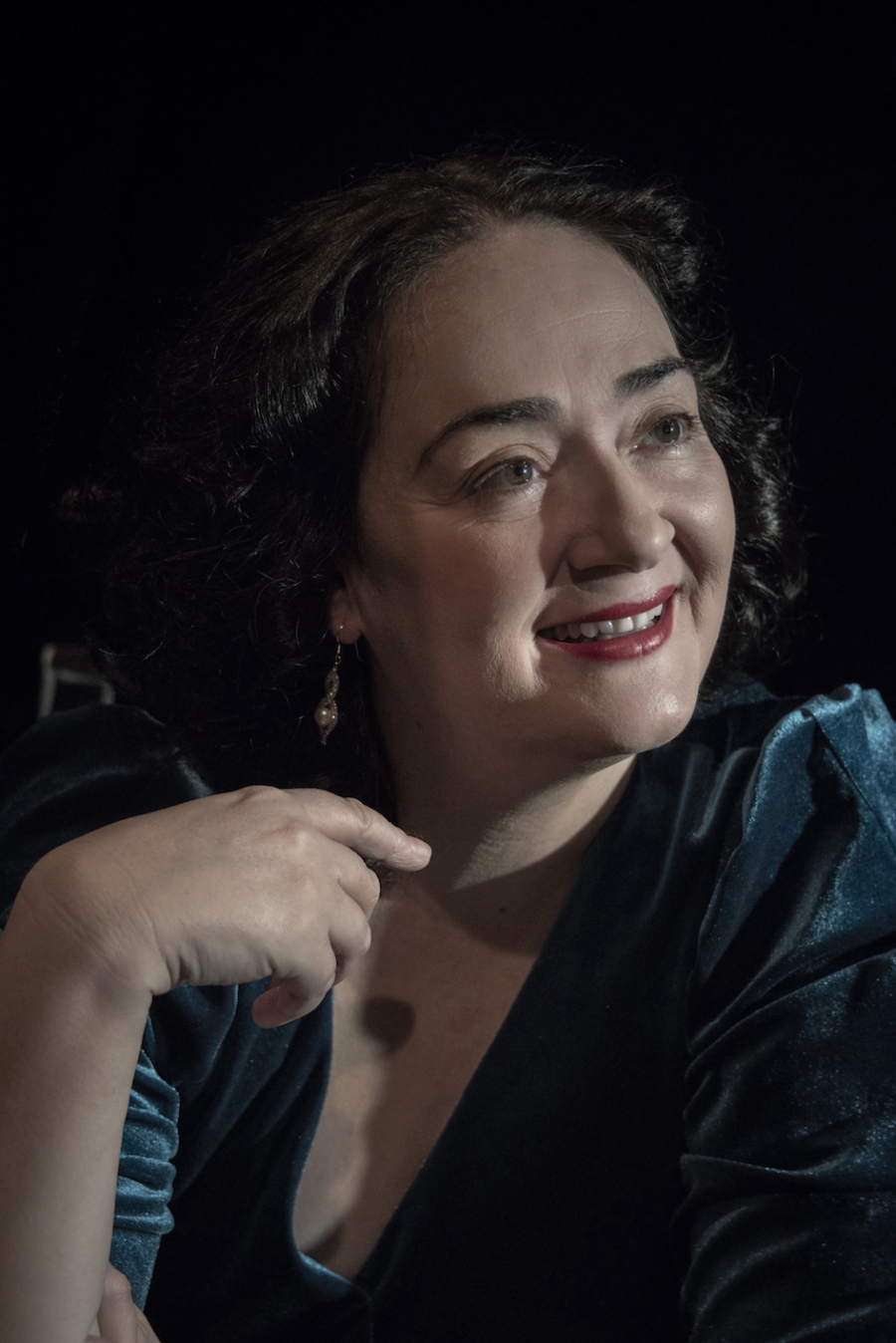 &laquo;&Eta; &Tau;&omicron;&upsilon;&rho;&kappa;&omicron;&mu;&epsilon;&rho;ί&tau;&iota;&sigma;&sigma;&alpha;&raquo; (&beta;&alpha;&sigma;&iota;&sigma;&mu;έ&nu;&eta; &sigma;&tau;&eta; &zeta;&omega;ή &tau;&eta;&sigmaf; &Mu;&alpha;&rho;ί&kappa;&alpha;&sigmaf; &Nu;ί&nu;&omicron;&upsilon;) &sigma;&epsilon; &kappa;&epsilon;ί&mu;&epsilon;&nu;&omicron; - &sigma;&kappa;&eta;&nu;&omicron;&theta;&epsilon;&sigma;ί&alpha; &Delta;&eta;&mu;ή&tau;&rho;&eta; &Kappa;&alpha;&rho;&alpha;&tau;&zeta;&iota;ά  &mu;&epsilon; &tau;&eta;&nu; &Epsilon;&lambda;έ&nu;&eta; &Omicron;&upsilon;&zeta;&omicron;&upsilon;&nu;ί&delta;&omicron;&upsilon; &sigma;&tau;&omicron;&nu; &omicron;&mu;ώ&nu;&upsilon;&mu;&omicron; &rho;ό&lambda;&omicron;