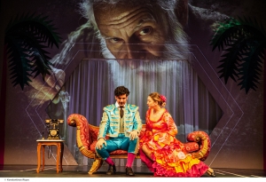 &Tau;&omicron; &Delta;&eta;&mu;&omicron;&tau;&iota;&kappa;ό &Theta;έ&alpha;&tau;&rho;&omicron; &Pi;&epsilon;&iota;&rho;&alpha;&iota;ά &pi;&alpha;&rho;&omicron;&upsilon;&sigma;&iota;ά&zeta;&epsilon;&iota; &Epsilon;&upsilon;&gamma;έ&nu;&iota;&omicron; &Tau;&rho;&iota;&beta;&iota;&zeta;ά &mu;&epsilon; &tau;&eta; &sigma;&kappa;&eta;&nu;&omicron;&theta;&epsilon;&tau;&iota;&kappa;ή &upsilon;&pi;&omicron;&gamma;&rho;&alpha;&phi;ή &tau;&omicron;&upsilon; &Kappa;&omega;&nu;&sigma;&tau;&alpha;&nu;&tau;ί&nu;&omicron;&upsilon; &Rho;ή&gamma;&omicron;&upsilon;