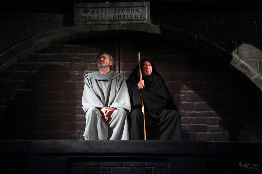 &laquo;&Tau;&omicron; Ό&nu;&omicron;&mu;&alpha; &tau;&omicron;&upsilon; &Rho;ό&delta;&omicron;&upsilon;&raquo;, &tau;&omicron; &mu;&epsilon;&sigma;&alpha;&iota;&omega;&nu;&iota;&kappa;ό &alpha;&sigma;&tau;&upsilon;&nu;&omicron;&mu;&iota;&kappa;ό &theta;&rho;ί&lambda;&epsilon;&rho; &tau;&omicron;&upsilon; &Omicron;&upsilon;&mu;&pi;έ&rho;&tau;&omicron; Έ&kappa;&omicron; &mu;ό&lambda;&iota;&sigmaf; &xi;&epsilon;&kappa;ί&nu;&eta;&sigma;&epsilon;