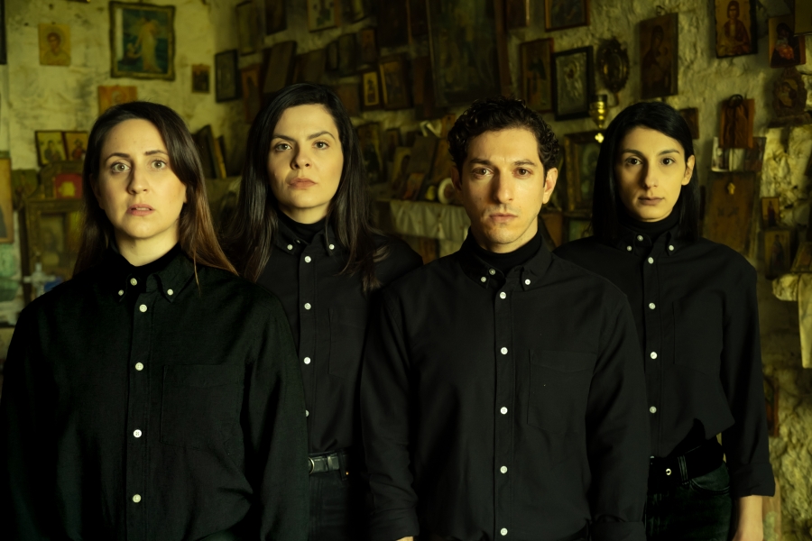 &Sigma;&upsilon;&nu;έ&nu;&tau;&epsilon;&upsilon;&xi;&eta; &mu;&epsilon; &tau;&omicron;&upsilon;&sigmaf;: &Sigma;ό&nu;&iota;&alpha; &Kappa;&alpha;&lambda;&alpha;ϊ&tau;&zeta;ί&delta;&omicron;&upsilon;, &Mu;ά&rho;&iota;&omicron; &Kappa;&rho;&eta;&tau;&iota;&kappa;ό&pi;&omicron;&upsilon;&lambda;&omicron;, &Alpha;&nu;&theta;ή &Sigma;&alpha;&beta;&beta;ά&kappa;&eta;, &Eta;&lambda;έ&kappa;&tau;&rho;&alpha; &Sigma;&alpha;&rho;&rho;ή, &mu;&epsilon; &alpha;&phi;&omicron;&rho;&mu;ή &tau;&eta;&nu; &pi;&alpha;&rho;ά&sigma;&tau;&alpha;&sigma;&eta;  ''&eta; &Mu;&omicron;&upsilon;&gamma;&gamma;ή &Kappa;&alpha;&mu;&pi;ά&nu;&alpha;'' &pi;&omicron;&upsilon; &alpha;&nu;&epsilon;&beta;&alpha;ί&nu;&epsilon;&iota;  &sigma;&tau;&omicron; Ί&delta;&rho;&upsilon;&mu;&alpha; &Mu;&iota;&chi;ά&lambda;&eta;&sigmaf; &Kappa;&alpha;&kappa;&omicron;&gamma;&iota;ά&nu;&nu;&eta;&sigmaf;