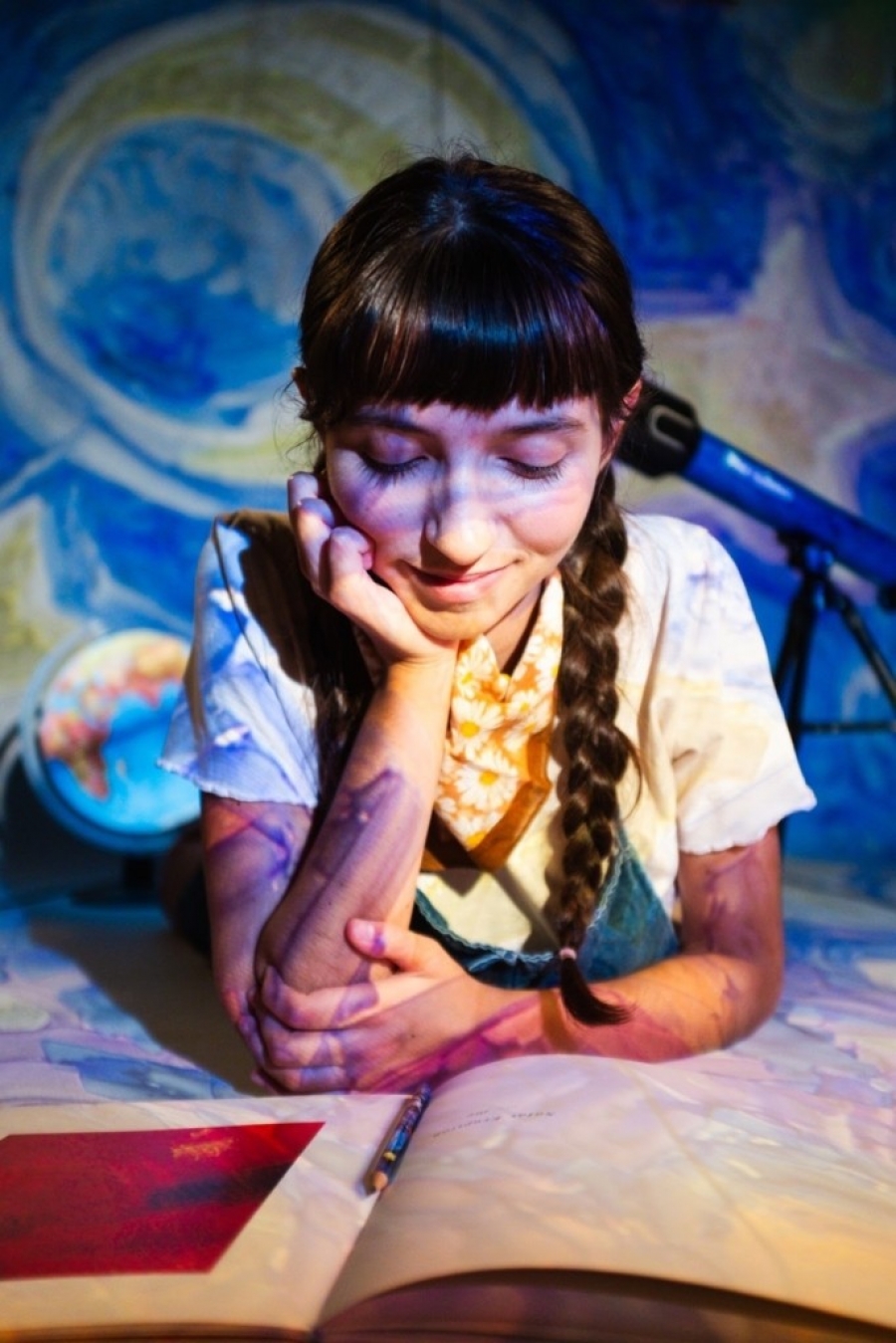 &laquo;&Tau;&alpha; &pi;&alpha;&iota;&delta;&iota;ά &tau;&omicron;&upsilon; &kappa;ό&sigma;&mu;&omicron;&upsilon; &tau;&rho;&alpha;&gamma;&omicron;&upsilon;&delta;&omicron;ύ&nu; &tau;&eta;&nu; &Epsilon;&iota;&rho;ή&nu;&eta;&raquo; &tau;&omicron;&upsilon; &Phi;ώ&nu;&tau;&alpha; &Lambda;ά&delta;&eta; &sigma;&epsilon; &delta;&rho;&alpha;&mu;&alpha;&tau;&omicron;&upsilon;&rho;&gamma;&iota;&kappa;ή &epsilon;&pi;&epsilon;&xi;&epsilon;&rho;&gamma;&alpha;&sigma;ί&alpha; &Gamma;&iota;ώ&rho;&gamma;&omicron;&upsilon; &Tau;&sigma;&alpha;&gamma;&kappa;&alpha;&rho;ά&kappa;&eta; - &Alpha;&pi;ό 18/10 &sigma;&tau;&omicron; &Theta;έ&alpha;&tau;&rho;&omicron; Arroyo