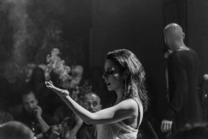 &Sigma;&upsilon;&nu;έ&nu;&tau;&epsilon;&upsilon;&xi;&eta; &sigma;&tau;&omicron; &theta;&epsilon;&alpha;&tau;&rho;&omicron;. gr &tau;&eta;&sigmaf; &Mu;ά&nu;&iota;&alpha;&sigmaf; &Delta;&iota;&alpha;&gamma;&omicron;ύ&pi;&eta; &mu;&epsilon; &alpha;&phi;&omicron;&rho;&mu;ή &tau;&eta;&nu; &pi;&alpha;&rho;ά&sigma;&tau;&alpha;&sigma;&eta; &laquo;&Alpha;&gamma;&alpha;&pi;&eta;&mu;έ&nu;&omicron; &mu;&omicron;&upsilon; &Epsilon;&gamma;ώ&raquo; &tau;&omicron;&upsilon; &Alpha;&lambda;έ&xi;&alpha;&nu;&delta;&rho;&omicron;&upsilon; &Beta;&alpha;&lambda;&kappa;&alpha;&nu;ά &sigma;&epsilon; &sigma;&kappa;&eta;&nu;&omicron;&theta;&epsilon;&sigma;ί&alpha; &Nu;ί&kappa;&omicron;&upsilon; &Alpha;&mu;&omicron;&upsilon;&nu;&tau;&zeta;ά &sigma;&tau;&eta;&nu; &laquo;&Alpha;&theta;&eta;&nu;&alpha;ϊ&kappa;ή &Sigma;&kappa;&eta;&nu;ή &Kappa;ά&lambda;&beta;&omicron;&upsilon; &ndash; &Kappa;&alpha;&lambda;&alpha;&mu;&pi;ό&kappa;&eta;&raquo;