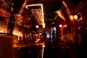 &Tau;&omicron; wine bar &laquo;Tanikō&raquo; &kappa;ά&nu;&epsilon;&iota; &pi;&rho;&epsilon;&mu;&iota;έ&rho;&alpha; &sigma;&tau;&omicron; &theta;έ&alpha;&tau;&rho;&omicron; &Epsilon;&pi;ί &Kappa;&omicron;&lambda;&omega;&nu;ώ