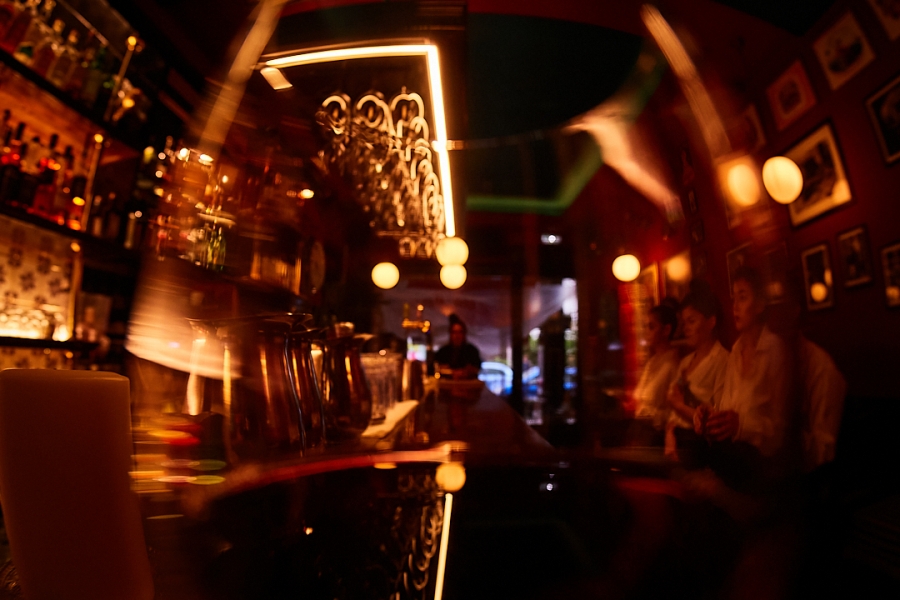 &Tau;&omicron; wine bar &laquo;Tanikō&raquo; &kappa;ά&nu;&epsilon;&iota; &pi;&rho;&epsilon;&mu;&iota;έ&rho;&alpha; &sigma;&tau;&omicron; &theta;έ&alpha;&tau;&rho;&omicron; &Epsilon;&pi;ί &Kappa;&omicron;&lambda;&omega;&nu;ώ