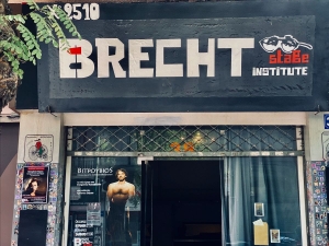 &Omicron; &nu;έ&omicron;&sigmaf; &theta;&epsilon;&alpha;&tau;&rho;&iota;&kappa;ό&sigmaf; &chi;ώ&rho;&omicron;&sigmaf; &Sigma;&kappa;&eta;&nu;ή Brecht-2510 &alpha;&nu;&omicron;ί&gamma;&epsilon;&iota; &tau;&iota;&sigmaf; &pi;ό&rho;&tau;&epsilon;&sigmaf; &tau;&omicron;&upsilon; &tau;&omicron;&nu; &Omicron;&kappa;&tau;ώ&beta;&rho;&iota;&omicron;