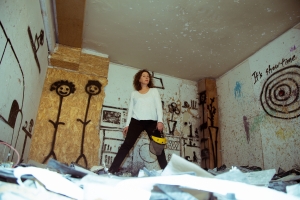 &Eta; &Epsilon;&Kappa;&Alpha;&Beta;&Eta; &Sigma;&Epsilon; &Epsilon;&Nu;&Alpha; &Epsilon;&Lambda;&Lambda;&Eta;&Nu;&Iota;&Kappa;&Omicron; &Nu;&Eta;&Sigma;&Iota; | &Delta;&rho;&alpha;&mu;&alpha;&tau;&omicron;&upsilon;&rho;&gamma;ί&alpha; - &Sigma;&kappa;&eta;&nu;&omicron;&theta;&epsilon;&sigma;ί&alpha;: &Zeta;&omega;ή &Xi;&alpha;&nu;&theta;&omicron;&pi;&omicron;ύ&lambda;&omicron;&upsilon; | &Pi;&rho;&epsilon;&mu;&iota;έ&rho;&alpha;: &Delta;&epsilon;&upsilon;&tau;έ&rho;&alpha; 8 &Mu;&alpha;ΐ&omicron;&upsilon; | &Theta;έ&alpha;&tau;&rho;&omicron; &Alpha;&rho;&gamma;ώ