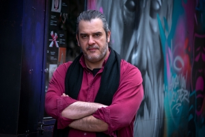 &Sigma;&upsilon;&nu;έ&nu;&tau;&epsilon;&upsilon;&xi;&eta; &tau;&omicron;&upsilon; &sigma;&kappa;&eta;&nu;&omicron;&theta;έ&tau;&eta; &Epsilon;&mu;&mu;&alpha;&nu;&omicron;&upsilon;ή&lambda; &Mu;&alpha;ύ&rho;&omicron;&upsilon; &sigma;&tau;&omicron; &theta;&epsilon;&alpha;&tau;&rho;&omicron;.gr, &mu;&epsilon; &alpha;&phi;&omicron;&rho;&mu;ή &tau;&eta;&nu; &pi;&alpha;&rho;ά&sigma;&tau;&alpha;&sigma;&eta; &laquo;&Kappa;&alpha;ί&sigma;&alpha;&rho;&alpha;&sigmaf;&raquo; &sigma;&tau;&omicron; &Theta;έ&alpha;&tau;&rho;&omicron; &Delta;&rho;ό&mu;&omicron;&sigmaf;.