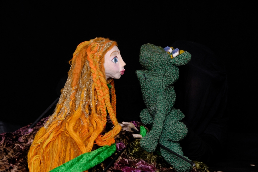 &Eta; &Pi;&rho;&iota;&gamma;&kappa;ί&pi;&iota;&sigma;&sigma;&alpha; &Rho;&omicron;&zeta;&epsilon;&lambda;ί&nu;&alpha; &kappa;&alpha;&iota; &omicron; &beta;ά&tau;&rho;&alpha;&chi;&omicron;&sigmaf;