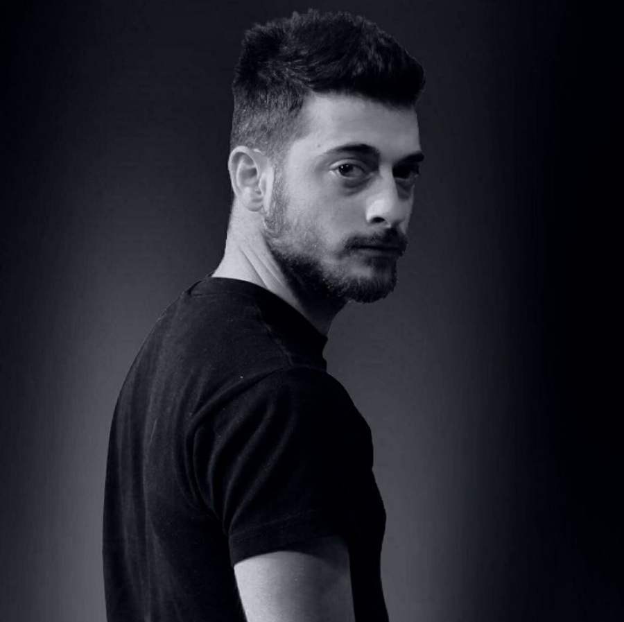 &Sigma;&upsilon;&nu;έ&nu;&tau;&epsilon;&upsilon;&xi;&eta; &tau;&omicron;&upsilon; &Theta;&alpha;&nu;ά&sigma;&eta; &Sigma;&kappa;ό&pi;&alpha;, &sigma;&tau;&omicron; &theta;&epsilon;&alpha;&tau;&rho;&omicron;.gr &mu;&epsilon; &alpha;&phi;&omicron;&rho;&mu;ή &tau;&eta;&nu; &pi;&alpha;&rho;ά&sigma;&tau;&alpha;&sigma;&eta; "&Kappa;&alpha;&rho;&alpha;ϊ&sigma;&kappa;ά&kappa;&eta;&sigmaf;: &Omicron; &pi;&alpha;&rho;&epsilon;&xi;&eta;&gamma;&eta;&mu;έ&nu;&omicron;&sigmaf; ή&rho;&omega;&alpha;&sigmaf; " &sigma;&tau;&omicron; &theta;έ&alpha;&tau;&rho;&omicron; &tau;&eta;&sigmaf; &Eta;&mu;έ&rho;&alpha;&sigmaf;.