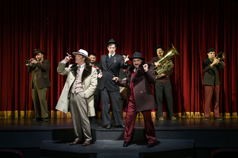 UNDERGROUND | &Mu;&epsilon; &tau;&omicron;&nu; &Beta;&alpha;&sigma;ί&lambda;&eta; &Chi;&alpha;&rho;&alpha;&lambda;&alpha;&mu;&pi;ό&pi;&omicron;&upsilon;&lambda;&omicron; &alpha;&pi;ό 1&eta; &Phi;&epsilon;&beta;&rho;&omicron;&upsilon;&alpha;&rho;ί&omicron;&upsilon; &sigma;&tau;&omicron; &Mu;έ&gamma;&alpha;&rho;&omicron; &Mu;&omicron;&upsilon;&sigma;&iota;&kappa;ή&sigmaf;