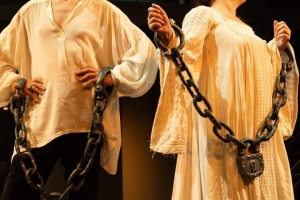 &Theta;έ&alpha;&tau;&rho;&omicron; &Alpha;&theta;&eta;&nu;&alpha;ϊ&kappa;ή &Sigma;&kappa;&eta;&nu;ή  &laquo;&Omicron;&iota; &Tau;&rho;&epsilon;&lambda;&omicron;ί &tau;&eta;&sigmaf; &Beta;&alpha;&lambda;έ&nu;&theta;&iota;&alpha;&raquo;