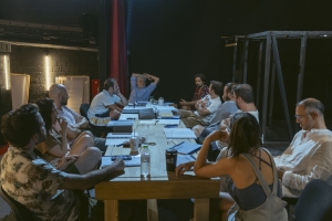 &Eta; &omicron;&mu;ά&delta;&alpha; &tau;&omega;&nu; &laquo;&Pi;&alpha;&iota;&chi;&tau;ώ&nu;&raquo; &epsilon;&pi;&iota;&sigma;&tau;&rho;έ&phi;&epsilon;&iota;: MERDE! &Eta; &nu;έ&alpha; &tau;&omicron;&upsilon;&sigmaf; &pi;&alpha;&rho;ά&sigma;&tau;&alpha;&sigma;&eta; &alpha;&pi;ό 24 &Iota;&alpha;&nu;&omicron;&upsilon;&alpha;&rho;ί&omicron;&upsilon; &sigma;&tau;&omicron; &Delta;&eta;&mu;&omicron;&tau;&iota;&kappa;ό &Theta;έ&alpha;&tau;&rho;&omicron; &Pi;&epsilon;&iota;&rho;&alpha;&iota;ά! "&Chi;&rho;&upsilon;&sigma;ή &mu;&epsilon;&tau;&alpha;&gamma;&rho;&alpha;&phi;ή" &omicron; &Nu;ί&kappa;&omicron;&sigmaf; &Kappa;&alpha;&rho;&alpha;&theta;ά&nu;&omicron;&sigmaf;