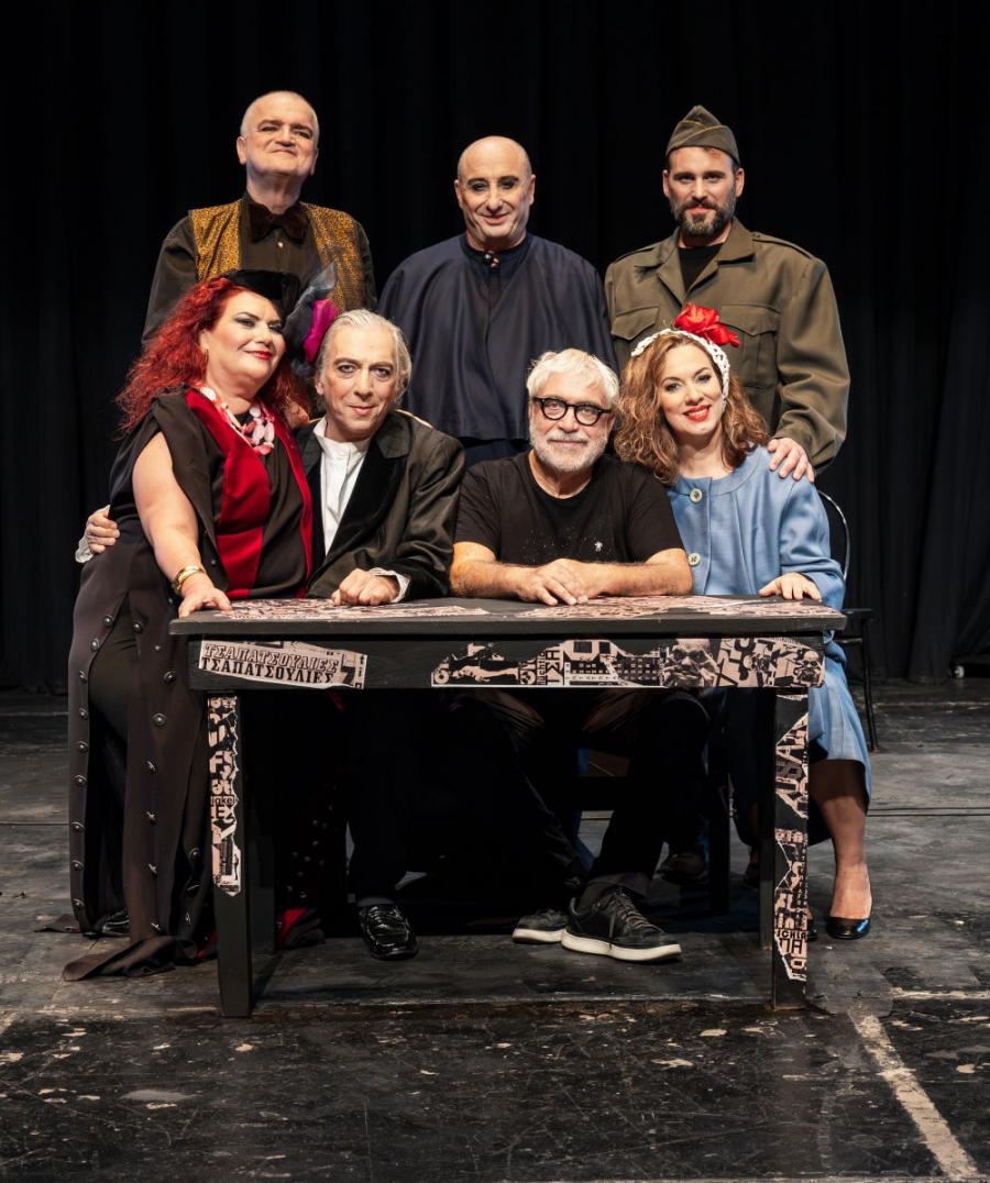 "&Tau;&Sigma;&Alpha;&Pi;&Alpha;&Tau;&Sigma;&Omicron;&Upsilon;&Lambda;&Iota;&Epsilon;&Sigma;" - H &Theta;&Epsilon;&Alpha;&Tau;&Rho;&Iota;&Kappa;&Eta; &Pi;&Alpha;&Rho;&Alpha;&Sigma;&Tau;&Alpha;&Sigma;&Eta; &Sigma;&Epsilon; &Sigma;&Kappa;&Eta;&Nu;&Omicron;&Theta;&Epsilon;&Sigma;&Iota;&Alpha; &Delta;&Eta;&Mu;&Eta;&Tau;&Rho;&Eta; &Pi;&Iota;&Alpha;&Tau;&Alpha; &Sigma;&Tau;&Omicron;&Nu; &Beta;&Omicron;&Lambda;&Omicron;