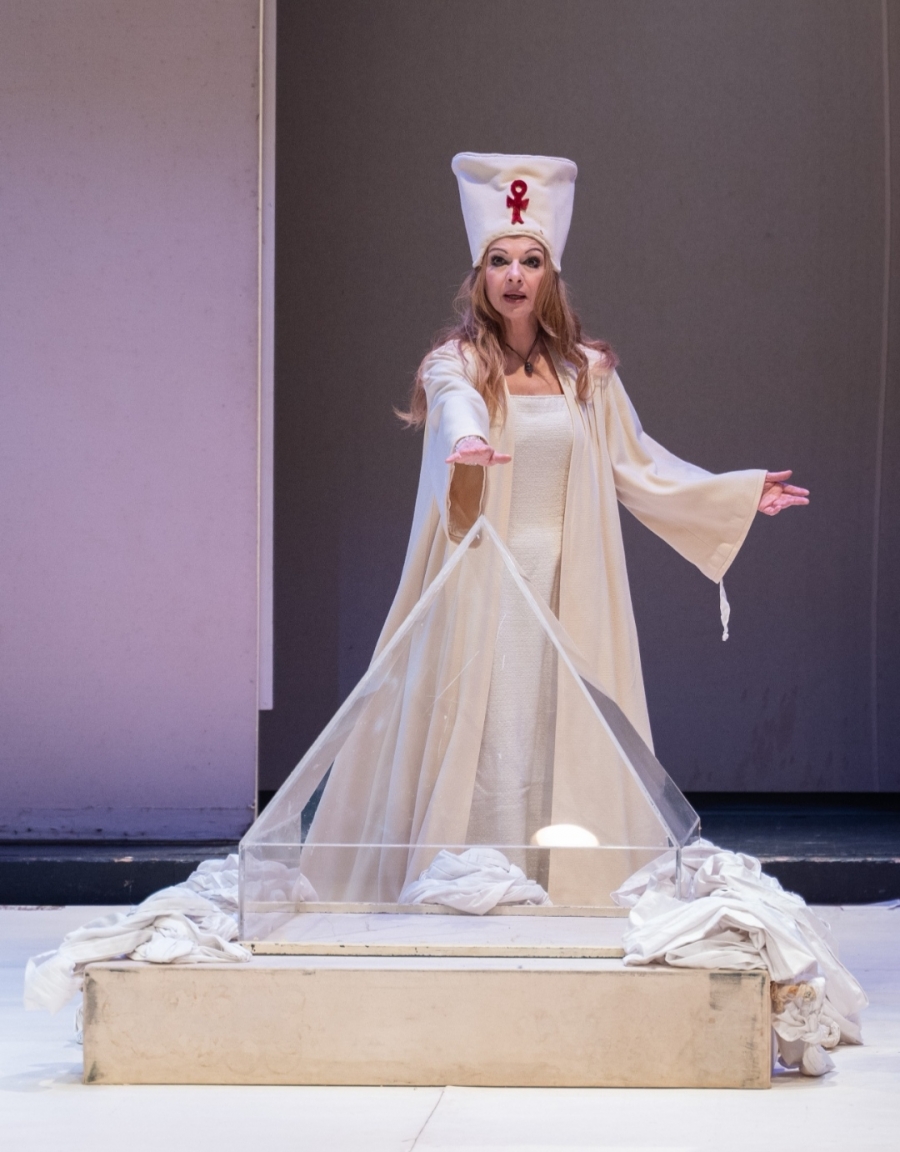 &Sigma;&upsilon;&nu;έ&nu;&tau;&epsilon;&upsilon;&xi;&eta; &tau;&eta;&sigmaf; &eta;&theta;&omicron;&pi;&omicron;&iota;&omicron;ύ &kappa;&alpha;&iota; &beta;&omicron;&eta;&theta;&omicron;ύ &sigma;&kappa;&eta;&nu;&omicron;&theta;έ&tau;&eta; &Epsilon;&iota;&rho;ή&nu;&eta;&sigmaf; &Epsilon;&upsilon;&alpha;&gamma;&gamma;&epsilon;&lambda;ά&tau;&omicron;&upsilon; &tau;&eta;&sigmaf; &pi;&alpha;&rho;ά&sigma;&tau;&alpha;&sigma;&eta;&sigmaf; &laquo;&Eta; &Chi;ώ&rho;&alpha; &tau;&omega;&nu; &Pi;&omicron;&upsilon;&lambda;&iota;ώ&nu;&raquo; &sigma;&tau;&omicron; &theta;έ&alpha;&tau;&rho;&omicron; &Kappa;&nu;&omega;&sigma;ό&sigmaf;.