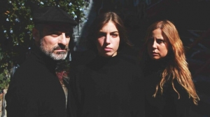 &Epsilon;ί&delta;&alpha;&mu;&epsilon; &tau;&eta;&nu; &pi;&alpha;&rho;ά&sigma;&tau;&alpha;&sigma;&eta; &ldquo;&Kappa;&alpha;&tau;&epsilon;&rho;ί&nu;&alpha; &Gamma;ώ&gamma;&omicron;&upsilon;: &Tau;&omicron; &gamma;&alpha;&mu;ώ&tau;&omicron; &pi;&omicron;&upsilon; &delta;&epsilon;&nu; έ&zeta;&eta;&sigma;&alpha;&rdquo; &sigma;&tau;&eta; &sigma;&kappa;&eta;&nu;ή Brecht -2510