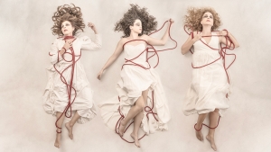 &Epsilon;ί&delta;&alpha;&mu;&epsilon; &tau;&eta;&nu; &pi;&alpha;&rho;ά&sigma;&tau;&alpha;&sigma;&eta; &laquo;&Mu;&omicron;&nu;ό&kappa;&lambda;&iota;&nu;&omicron; &sigma;&epsilon; &mu;&pi;&omicron;&upsilon;ά&tau;&raquo; &sigma;&tau;&omicron; &Theta;έ&alpha;&tau;&rho;&omicron; &Alpha;&lambda;&kappa;&mu;ή&nu;&eta;