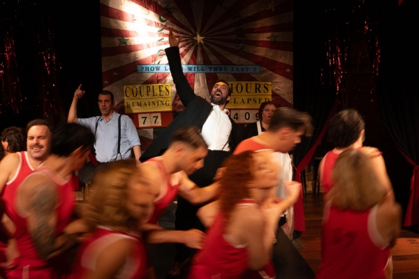 &laquo;&Sigma;&kappa;&omicron;&tau;ώ&nu;&omicron;&upsilon;&nu; &tau;&alpha; ά&lambda;&omicron;&gamma;&alpha; ό&tau;&alpha;&nu; &gamma;&epsilon;&rho;ά&sigma;&omicron;&upsilon;&nu;&raquo; : &Mu;&epsilon;&tau;ά &tau;&eta; &theta;&epsilon;&rho;&mu;ή &alpha;&pi;&omicron;&delta;&omicron;&chi;ή &alpha;&pi;ό &kappa;&omicron;&iota;&nu;ό &kappa;&alpha;&iota; &kappa;&rho;&iota;&tau;&iota;&kappa;&omicron;ύ&sigmaf;, &sigma;&upsilon;&nu;&epsilon;&chi;ί&zeta;&epsilon;&tau;&alpha;&iota; &kappa;&alpha;&iota; &mu;&epsilon;&tau;ά &tau;&omicron; &Pi;ά&sigma;&chi;&alpha;, &gamma;&iota;&alpha; 8 &alpha;&kappa;ό&mu;&eta; &pi;&alpha;&rho;&alpha;&sigma;&tau;ά&sigma;&epsilon;&iota;&sigmaf; &sigma;&tau;&omicron; &theta;έ&alpha;&tau;&rho;&omicron; &Epsilon;&nu; &Alpha;&theta;ή&nu;&alpha;&iota;&sigmaf;