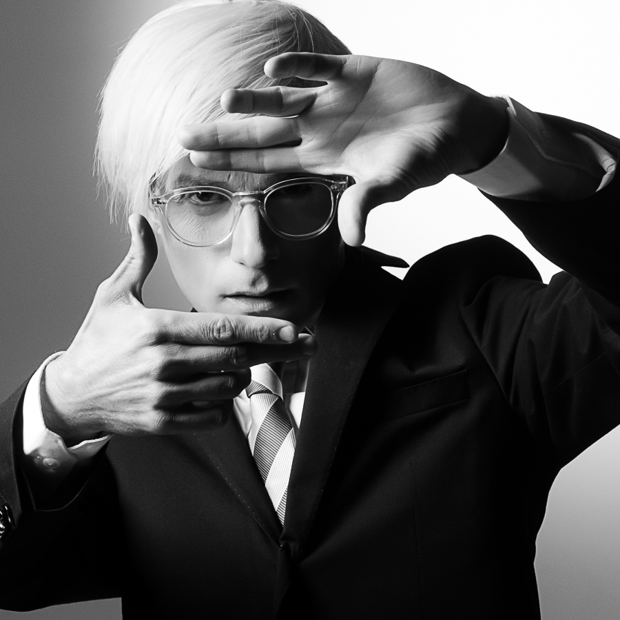 Person &eta;́ Persona? &Omicron; ANDY WARHOL &sigma;&tau;&omicron; "&Theta;έ&alpha;&tau;&rho;&omicron; &tau;&omicron;&upsilon; &Nu;έ&omicron;&upsilon; &Kappa;ό&sigma;&mu;&omicron;&upsilon;" &alpha;&pi;ό 24 &Phi;&epsilon;&beta;&rho;&omicron;&upsilon;&alpha;&rho;ί&omicron;&upsilon;