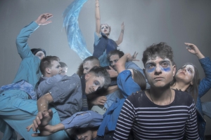 H &pi;&alpha;&rho;ά&sigma;&tau;&alpha;&sigma;&eta; "Life" &beta;&alpha;&sigma;&iota;&sigma;&mu;έ&nu;&eta; &sigma;&tau;&omicron;&nu; "&Beta;&upsilon;&sigma;&sigma;&iota;&nu;ό&kappa;&eta;&pi;&omicron;" &tau;&omicron;&upsilon; Ά&nu;&tau;&omicron;&nu; &Tau;&sigma;έ&chi;&omega;&phi; &alpha;&pi;ό &tau;&iota;&sigmaf; 6 &Mu;&alpha;&rho;&tau;ί&omicron;&upsilon; &sigma;&tau;&omicron; &theta;έ&alpha;&tau;&rho;&omicron; N&omicron;&upsilon;&sigmaf;