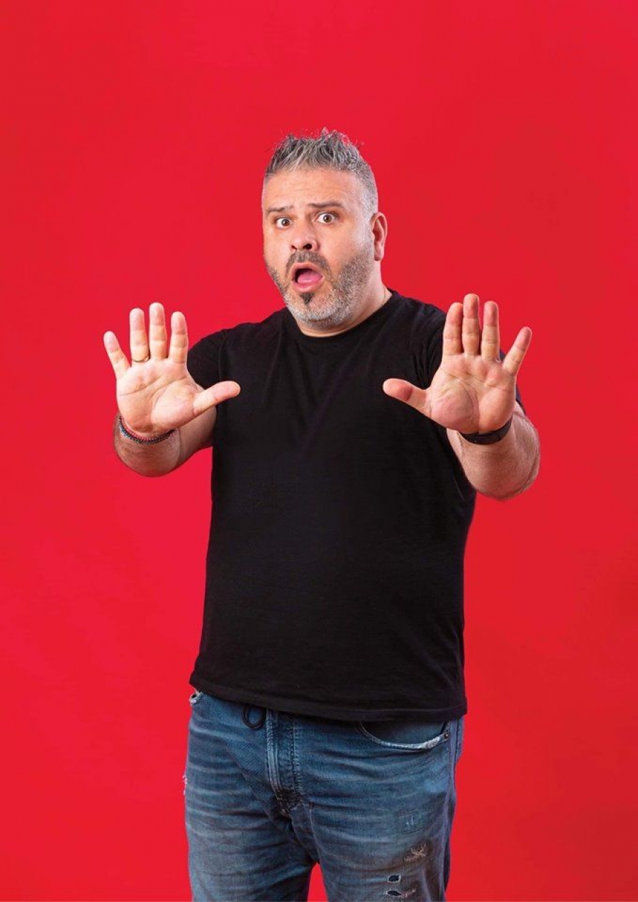 &Sigma;&upsilon;&nu;έ&nu;&tau;&epsilon;&upsilon;&xi;&eta;   &tau;&omicron;&upsilon;  &Lambda;&omicron;ύ&eta; &Pi;&alpha;&tau;&sigma;&alpha;&lambda;ί&delta;&eta; &sigma;&tau;&omicron; &theta;&epsilon;&alpha;&tau;&rho;&omicron;.gr , &mu;&epsilon; &alpha;&phi;&omicron;&rho;&mu;ή &tau;&eta;&nu; &pi;&epsilon;&rho;&iota;&omicron;&delta;&epsilon;ί&alpha; &tau;&omicron;&upsilon; &alpha;&nu;ά &tau;&eta;&nu; &Epsilon;&lambda;&lambda;ά&delta;&alpha; &mu;&epsilon; &tau;&eta; stand up comedy &pi;&alpha;&rho;ά&sigma;&tau;&alpha;&sigma;&eta;  &ldquo;Made in Cyprus&rdquo;.